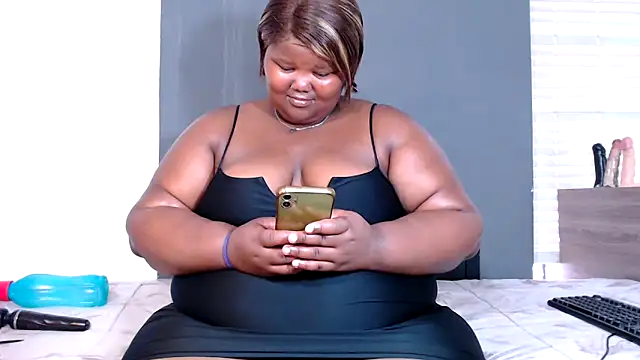 Snapshot of LadyBear2002 chatting on November 4, 2025, 12:53 pm LadyBear2002 online show from November 4, 2025, 12:53 pm