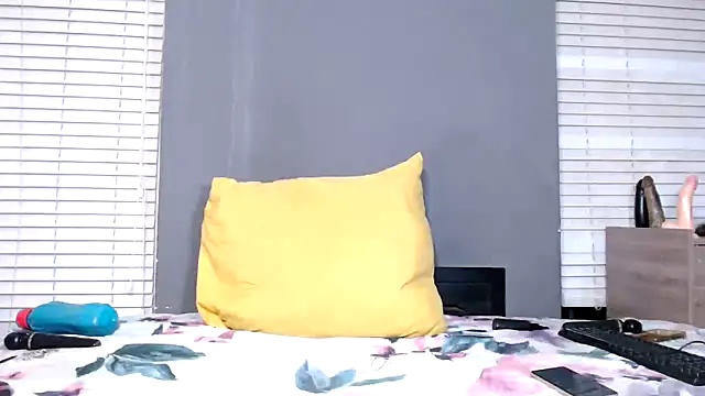 Snapshot of LadyBear2002 chatting on November 9, 2025, 2:04 am LadyBear2002 online show from November 9, 2025, 2:04 am