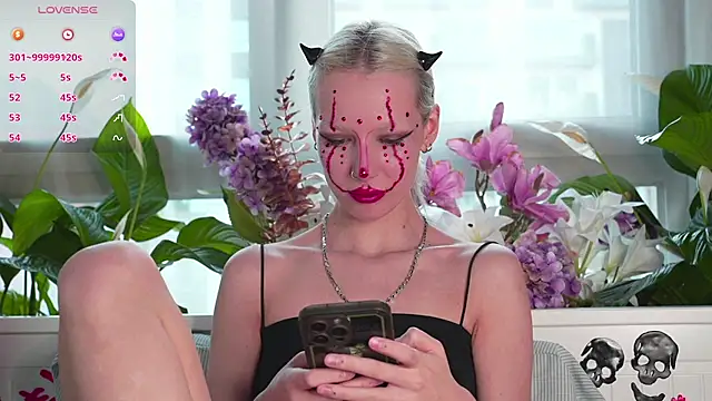 RanyThomson online show from October 25, 2025, 2:17 pm