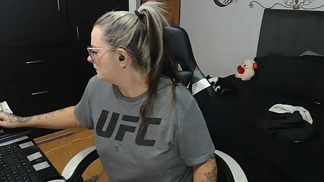 perlagoloza05 online show from November 10, 2025, 2:27 am