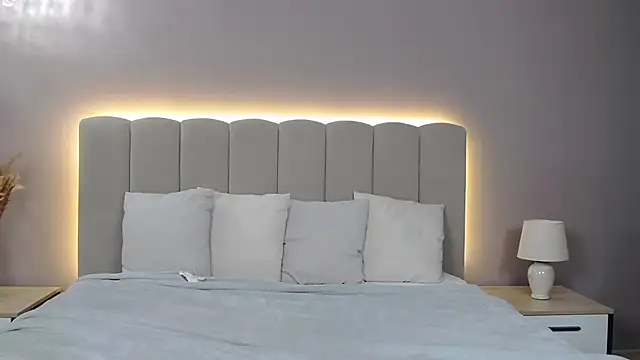 DianaMello online show from December 17, 2025, 4:06 am