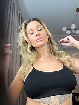 AvaMaddisson online show from November 1, 2025, 4:08 am