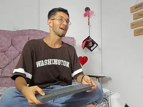 Snapshot of ianthompsoncut chatting on October 10, 2025, 11:16 pm ianthompsoncut online show from October 10, 2025, 11:16 pm