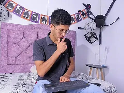 Snapshot of ianthompsoncut chatting on October 17, 2025, 8:54 pm ianthompsoncut online show from October 17, 2025, 8:54 pm
