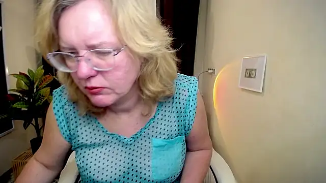 VestaWoody online show from October 8, 2025, 6:15 am