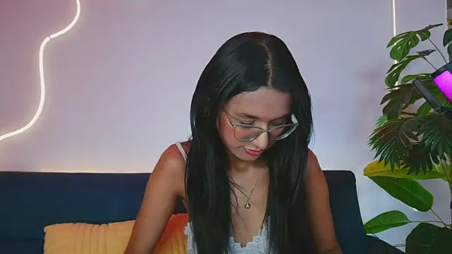 Snapshot of luna_valen chatting on May 23, 2026, 4:00 am luna valen online show from May 23, 2026, 4:00 am