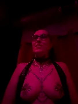 Snapshot of kikine69 chatting on October 4, 2025, 7:37 pm kikine69 online show from October 4, 2025, 7:37 pm