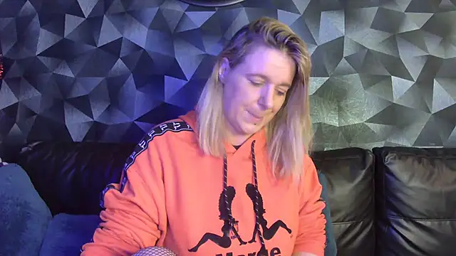 Delichieuse5 online show from November 3, 2025, 8:34 pm