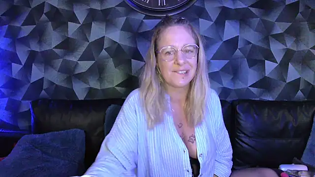 Delichieuse5 online show from June 9, 2026, 7:48 pm