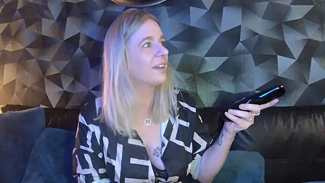 Delichieuse5 online show from February 18, 2026, 8:49 pm