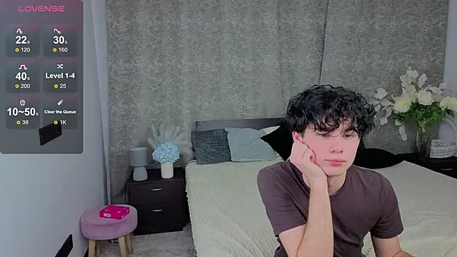 Cute Mike online show from December 3, 2025, 7:46 pm