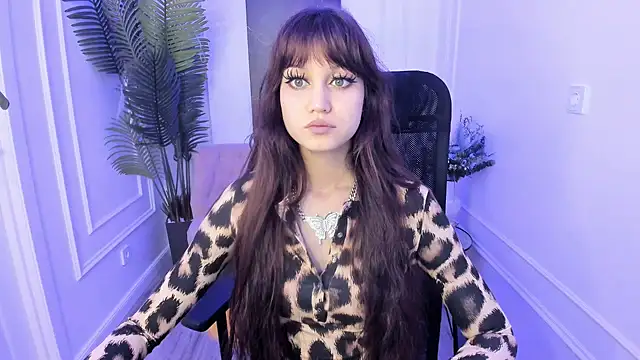 TiffanyYounge online show from November 10, 2025, 7:19 pm