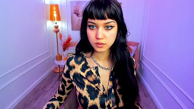 TiffanyYounge online show from April 7, 2026, 12:18 pm