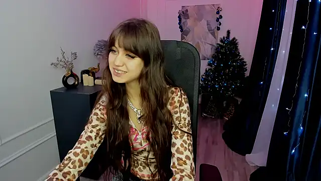 TiffanyYounge online show from December 15, 2025, 7:41 pm