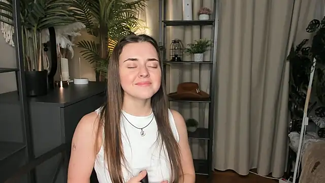 ThelmaJusto online show from November 17, 2025, 4:00 pm