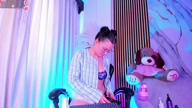 alejagarcia  online show from May 22, 2026, 8:40 pm