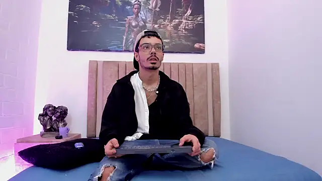 Timothe Evans online show from December 23, 2025, 4:12 am