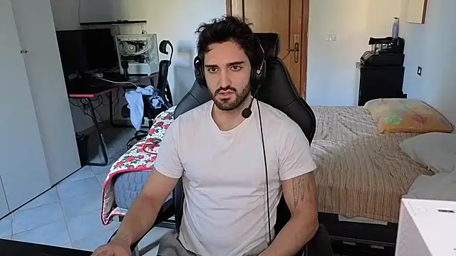 Snapshot of Al3xox02 chatting on February 18, 2026, 10:22 am Al3xox02 online show from February 18, 2026, 10:22 am