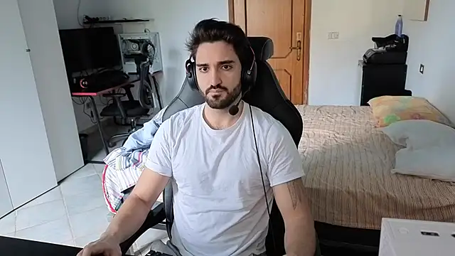 Snapshot of Al3xox02 chatting on February 11, 2026, 9:53 am Al3xox02 online show from February 11, 2026, 9:53 am