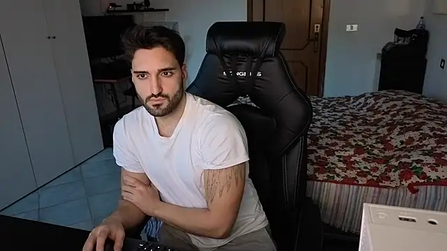 Snapshot of Al3xox02 chatting on February 5, 2026, 4:14 pm Al3xox02 online show from February 5, 2026, 4:14 pm