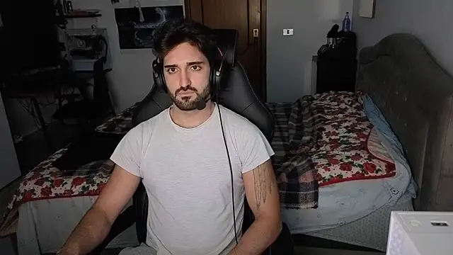 Snapshot of Al3xox02 chatting on January 13, 2026, 10:46 pm Al3xox02 online show from January 13, 2026, 10:46 pm