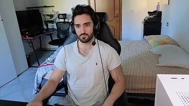 Snapshot of Al3xox02 chatting on February 13, 2026, 10:48 am Al3xox02 online show from February 13, 2026, 10:48 am