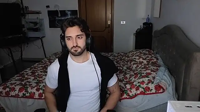 Snapshot of Al3xox02 chatting on January 12, 2026, 12:39 am Al3xox02 online show from January 12, 2026, 12:39 am