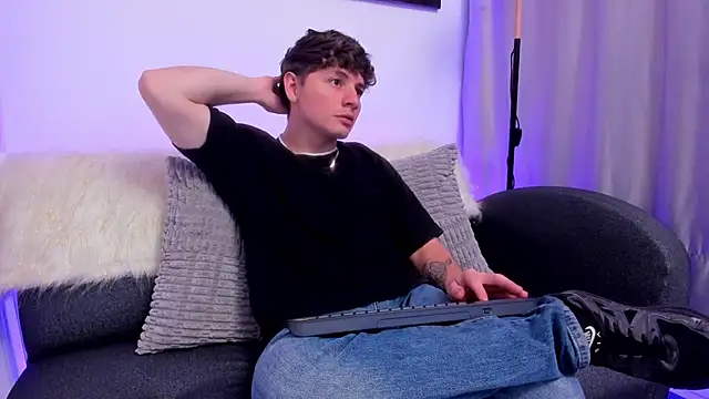 Leoo Miller online show from December 3, 2025, 4:02 am