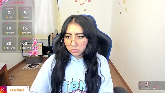 LoveLyy- online show from April 17, 2026, 8:44 pm