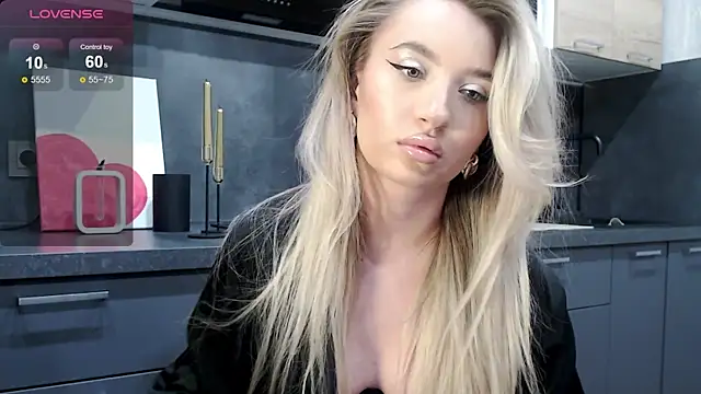 Luna glamy online show from October 18, 2025, 8:44 pm