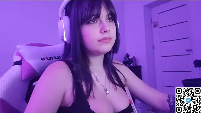 KristiBloom online show from November 14, 2025, 9:18 pm