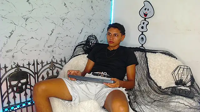 Snapshot of the_crackopry chatting on October 5, 2025, 4:53 pm the crackopry online show from October 5, 2025, 4:53 pm