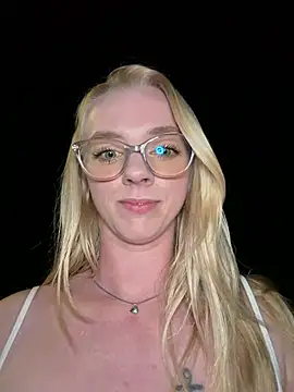 LinaLeana online show from July 11, 2026, 11:05 pm
