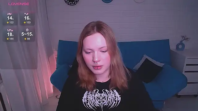 AuroraMour online show from October 20, 2025, 4:07 pm