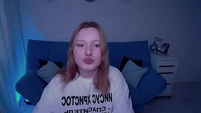 AuroraMour online show from October 10, 2025, 1:12 pm
