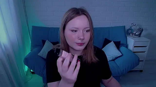 AuroraMour online show from October 14, 2025, 9:21 am