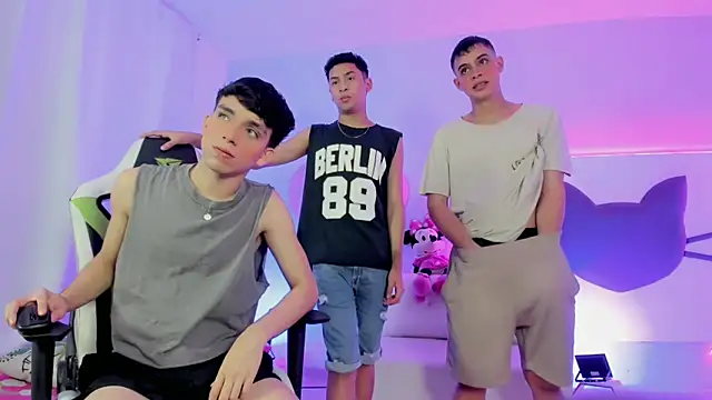 Twinks boys  online show from October 18, 2025, 3:30 am