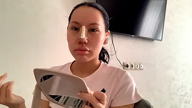 Snapshot of DelphineLanzeta chatting on October 7, 2025, 6:36 am DelphineLanzeta online show from October 7, 2025, 6:36 am