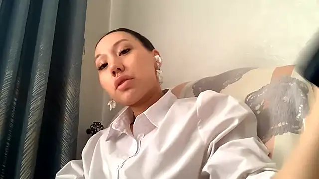 Snapshot of DelphineLanzeta chatting on October 17, 2025, 7:55 am DelphineLanzeta online show from October 17, 2025, 7:55 am
