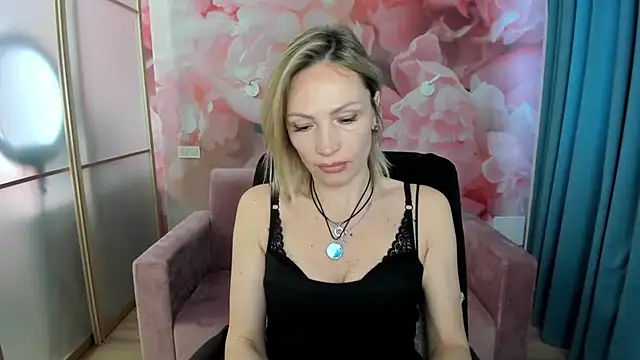 AlinaMoor online show from April 25, 2026, 2:25 pm