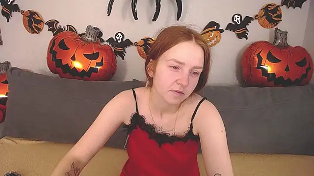 Evarey  online show from October 28, 2025, 5:39 am