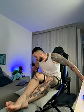 Dave-Max01 online show from November 21, 2025, 10:47 am