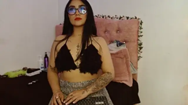 Snapshot of SeleneMore chatting on February 3, 2026, 7:19 pm SeleneMore online show from February 3, 2026, 7:19 pm