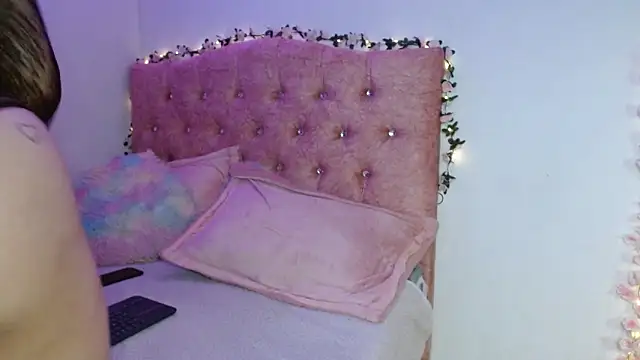 Snapshot of SeleneMore chatting on February 10, 2026, 11:04 pm SeleneMore online show from February 10, 2026, 11:04 pm