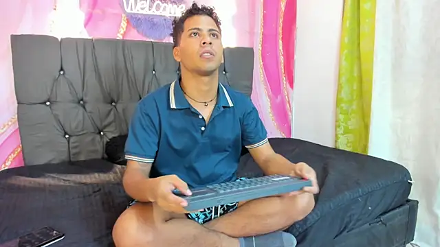 Raphael LatinBoy online show from October 11, 2025, 1:23 pm