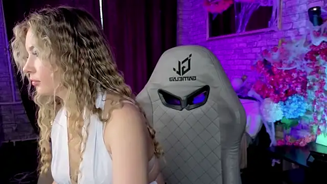  BellaClark online show from October 22, 2025, 1:32 pm