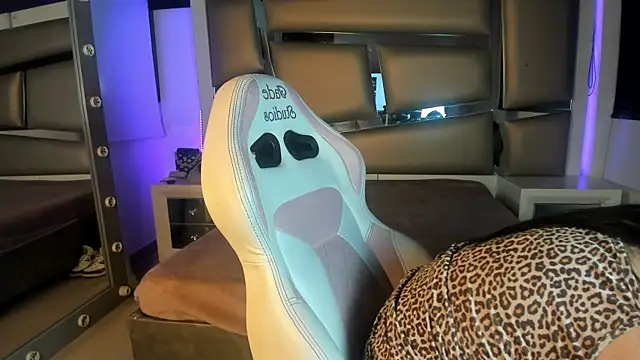 Violeta js online show from December 3, 2025, 4:13 am