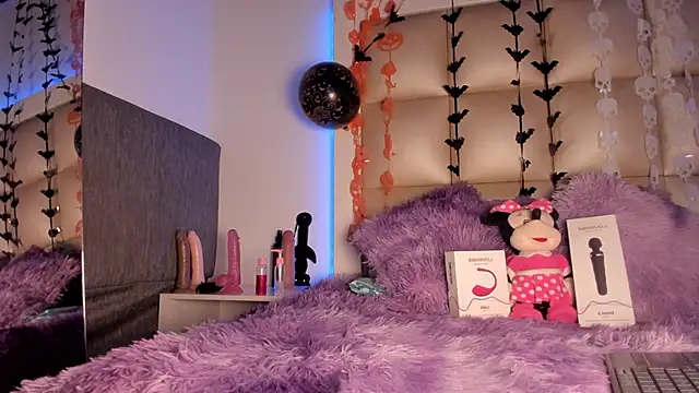 Mia Petitejs online show from October 17, 2025, 5:44 am