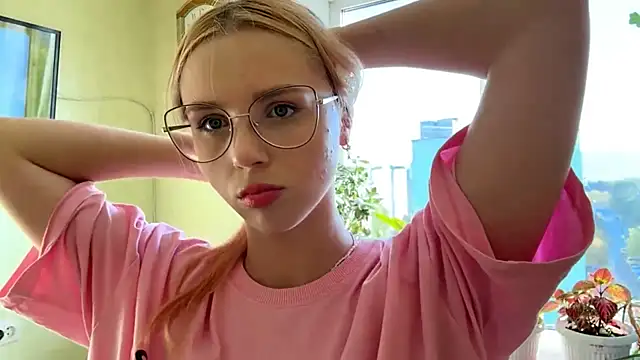 Snapshot of CherlynBlose chatting on October 7, 2025, 12:17 pm CherlynBlose online show from October 7, 2025, 12:17 pm