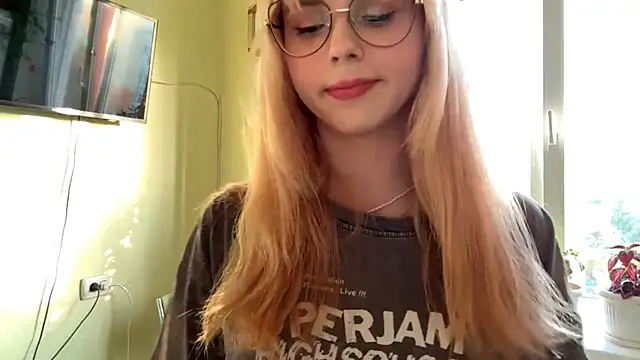 Snapshot of CherlynBlose chatting on October 10, 2025, 1:12 pm CherlynBlose online show from October 10, 2025, 1:12 pm